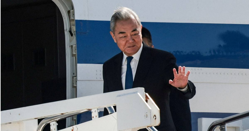 中國外交部長王毅與日本前外相岩屋毅舉行會談。（圖／達志／路透社）