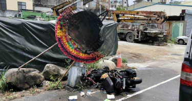 男大生疑超車不慎自撞電線桿 機車當場起火傷重不治