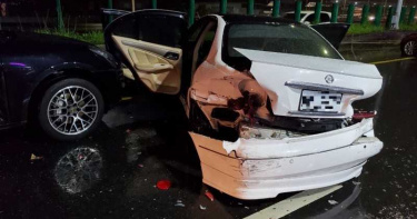 天雨打滑3車撞一團起火 1駕駛受困車內成焦屍