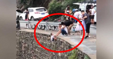 逼拍網美照!5歲兒「懸掛峭壁」爸故意抖雙手 網怒轟:一腳把家長踹下去