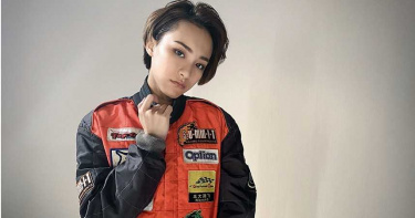 陳加恩帥氣駕馭賽車服 迷倒女性工作人員