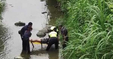 老翁溪邊洗澡跌倒命危 警消鬼門關成功救人