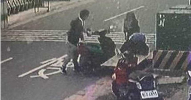 好心被雷親!機車賊推車找善心婦人 她不知情險成共犯