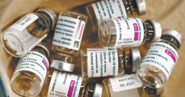 第一波20萬劑由韓國廠出廠的AZ疫苗何時來?中央流行疫情指揮中心發言人莊人祥表示，不清楚原因，但5月底就是最後期限。圖為AZ疫苗。（路透）