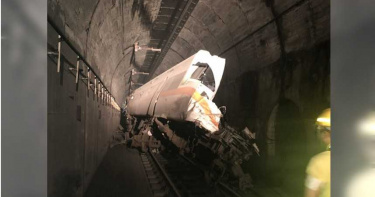 工程車滑落鐵軌惹禍!太魯閣車頭被削半…列車長獲救、司機員失聯中