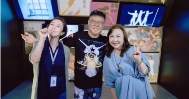 黃韻玲(左)導覽 姜育恆(中) 鄭怡(右)朝聖陳志遠展。(圖/台北流行音樂中心提供)