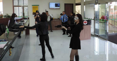 美女警花騎哈雷扮搶匪爆紅 網友:快來搶我