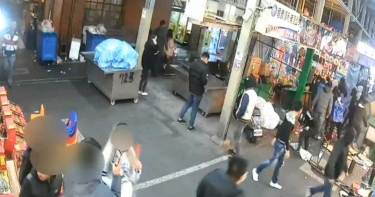 士林夜市攤商遭砸 惡煞丟鞭炮店員掛彩送醫