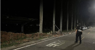 麻豆國中因不明原因，整片圍牆竟開始大面積崩落，場面相當驚悚。（圖／翻攝畫面）