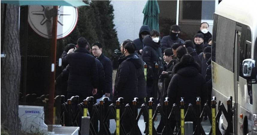 南韓高級公職人員犯罪調查處（公調處）曾在3日啟動總統尹錫悅拘留令的執行程序，並與官邸內軍警發生對峙。（圖／達志／美聯社）