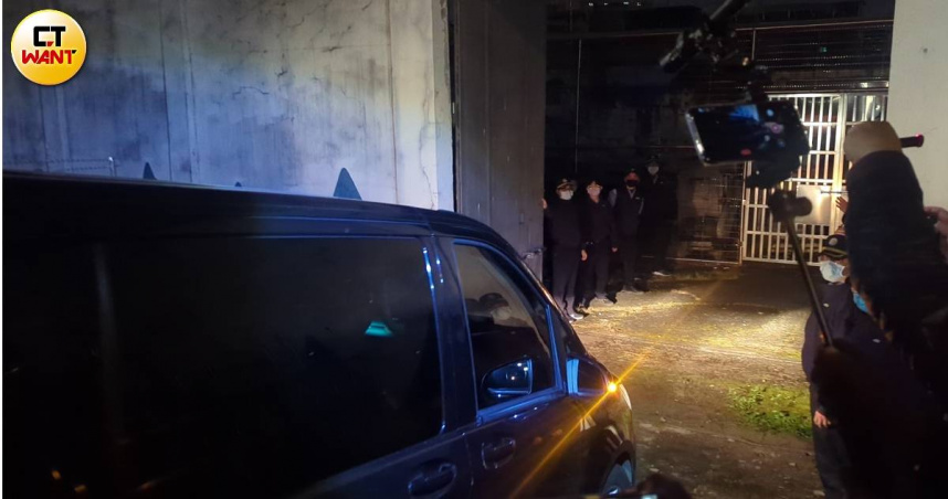 死刑犯黃麟凱伏法，接體車晚間10時28分許抵北所。（圖／林冠吟攝）