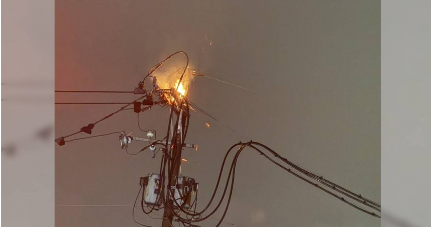 消防人員到場灌救將火勢撲滅。（圖／警方提供）