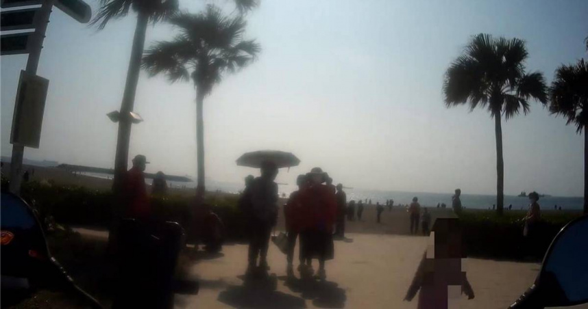 農曆春節期間，1名6歲女童跟著媽媽到高雄旗津遊玩卻走失，幸警方在10分鐘內找到她，結束這場驚魂記。（圖／警方提供／中國時報謝佳潾高雄傳真）