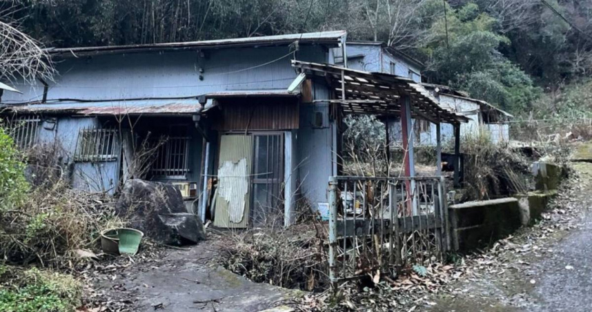 屍體被棄於山區廢棄住宅。（圖／翻攝週刊文春）