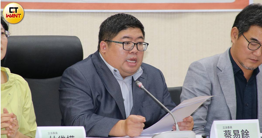 立委蔡易餘指出，照翁曉玲所強調的原則，未來罷免民進黨人應適用新法、罷國民黨用舊法。（圖／黃鵬杰攝）