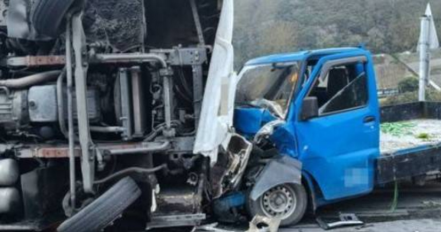 台7甲線有巴士過彎不慎駛入對向車道，再與小貨車對撞側翻，造成4人受傷送醫。（圖／翻攝畫面）