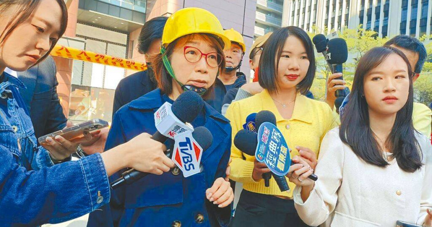 新光三越營業本部長曹美虹（左二）16日出面說明氣爆善後進度，並強調「我們（新光三越）比任何人都更想知道原因」。（圖／中國時報陳淑娥攝）