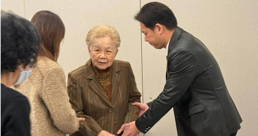 新竹市代理市長邱臣遠23日前往靜宿生命會館，向柯承發拈香致意，並慰問柯文哲母親何瑞英。（圖／取自邱臣遠臉書）