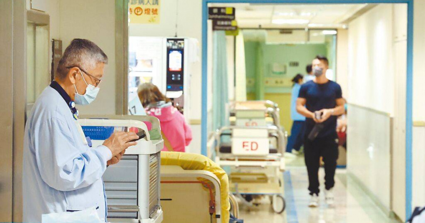 近期各地醫院急診壅塞，病患「一床難求」，急診醫師指出，連假外出多、群聚多，也常有外傷事故，收假後的急診室將「如臨大敵」。（圖／中國時報鄧博仁攝）