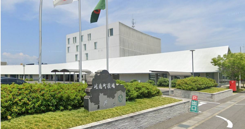 日本岐阜縣的小鎮「岐南町」，自2021年3月起，應時任鎮長小島英雄的要求，鎮公所的公務員們全都被迫在上班時「提前5分出勤」。（圖／翻攝Google Map）