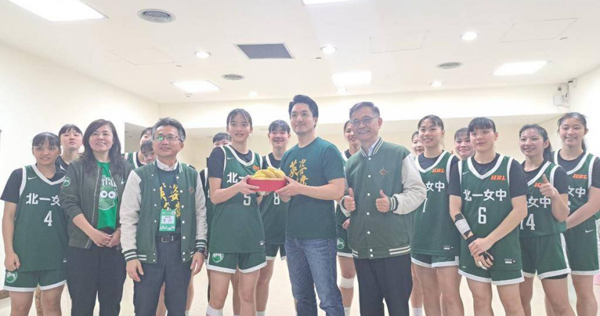 113學年HBL高中籃球甲級聯賽女子組冠軍賽，台北小巨蛋9日下午開打，由北一女以96比84衛冕成功。台北市長蔣萬安9日赴現場為北一女及松山高中加油，並送上能替運動員補充體力的香蕉，不僅意涵「吃香蕉，拿金牌」，也代表著選手都是台北的「蕉」傲。（圖／中國時報記者温予菱攝）