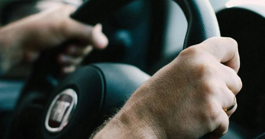 高雄1輛賓士自撞分隔島毀損，警方到場實施酒測，當場拆穿駕駛酒駕移送法辦。（示意圖／翻攝Pexels）