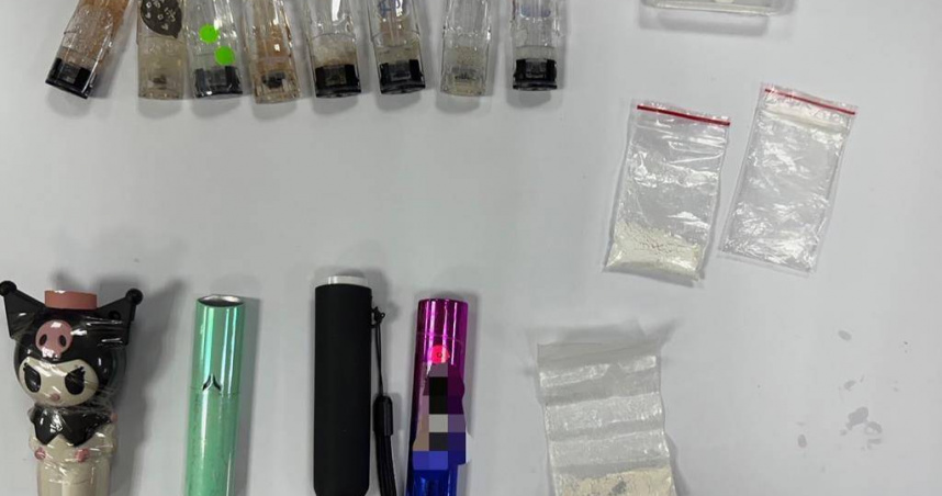 警方發現2人隨身攜帶各樣毒品，數量驚人。（圖／林口警分局提供）
