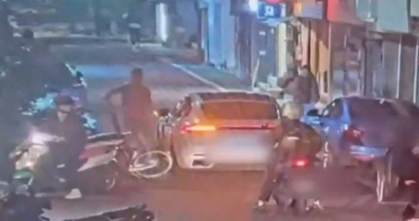 北市大安區發生行車糾紛，蔡男情緒激動竟脫上衣，並從後車廂拿出30公分破窗器要毆打騎youbike擦撞其愛車的李男。（圖／翻攝畫面）