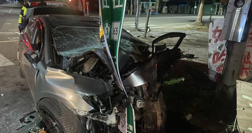 台南市白河區凌晨1時許發生死亡車禍，駕駛當場無生命跡象，送醫後仍不治。（圖／翻攝畫面）