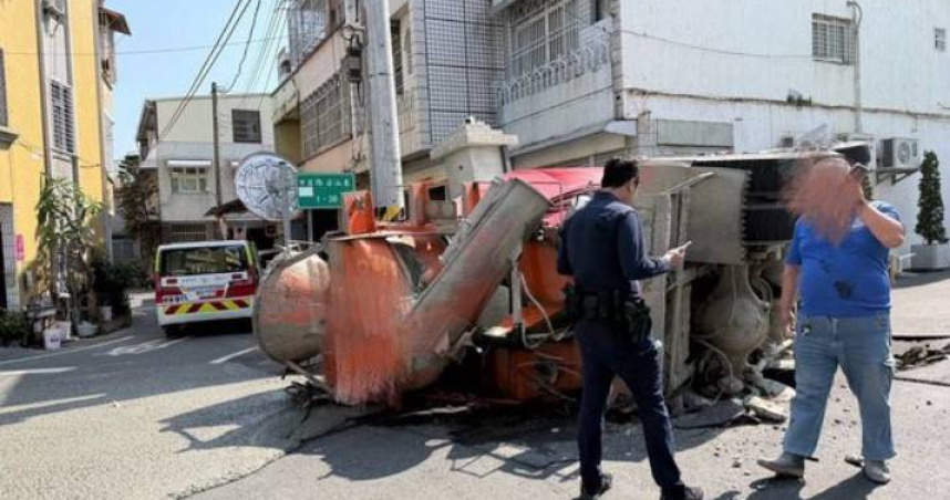 高雄1輛預拌混凝土車壓垮大排水溝側翻，大量泥土佈滿馬路，造成駕駛頭部輕微擦挫傷。（圖／翻攝畫面）