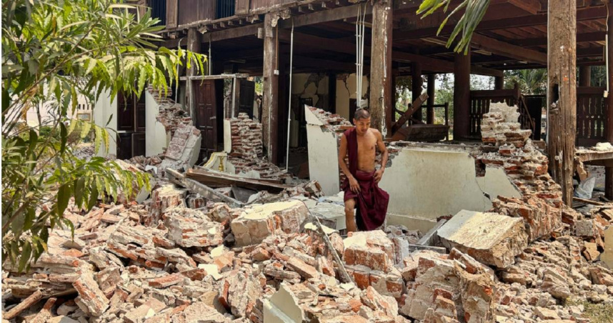 強震發生後，緬甸不少建築、寺廟、橋梁倒塌，當地軍政府隨即宣布首都奈比多、曼德勒等6個省分進入緊急狀態。隨著各處災害現場受害狀況不斷傳除，緬甸軍政府領導人敏昂萊也罕見向國際社會發聲尋求協助。（示意圖／達志／美聯社）