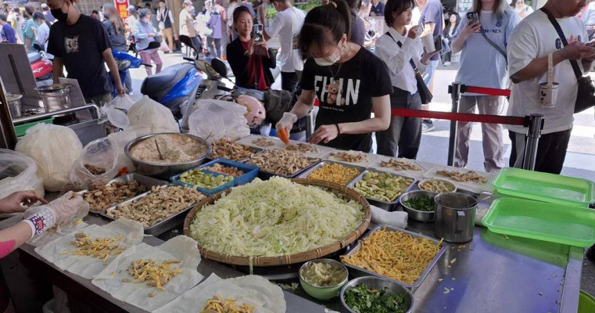 台南市國華街與民族路口的清明節應景美食店家金得春捲強調客製化，有10幾種配料選擇，一直是台南市傳統美食代表性店家。（圖／中國時報記者程炳璋攝）