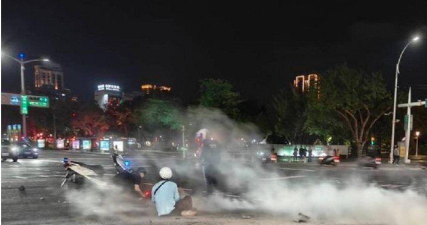 高雄市新興區發生路人遭機車撞擊事故，導致機車摔倒冒出濃煙，造成1死2傷等憾事。（圖／翻攝畫面）