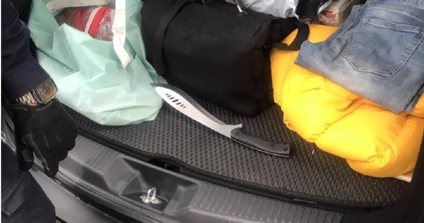 警方在中山區林森北路、民權東路口攔下周男一行3人，並起獲作案用的開山刀，還發現周男身上有濃厚酒味。（圖／翻攝畫面）