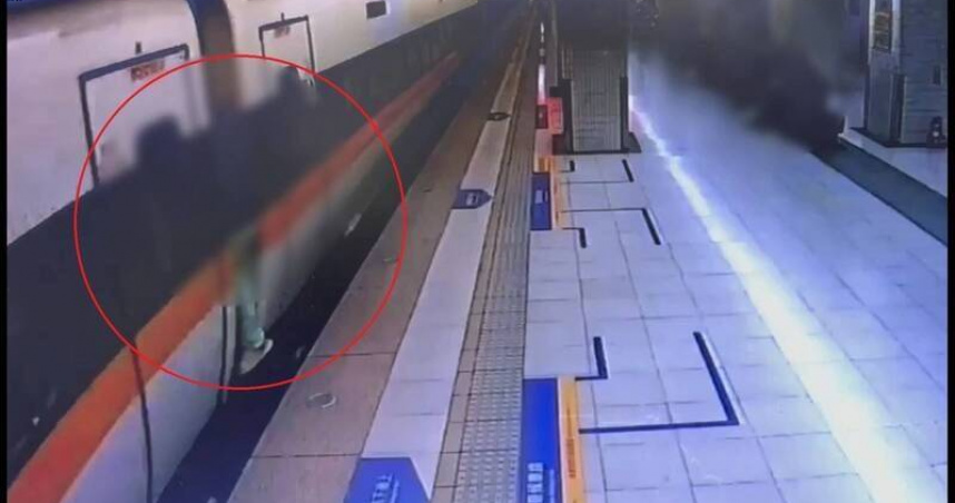 40歲蔡男因趕不上列車，懸掛在車廂外連結器上。（圖／翻攝畫面）