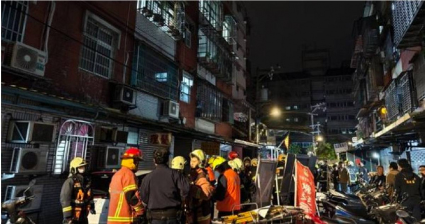 中和1棟公寓的5樓頂加區火警，造成1名男子倒在浴室OHCA，經送醫搶救仍不治。（圖／翻攝畫面）