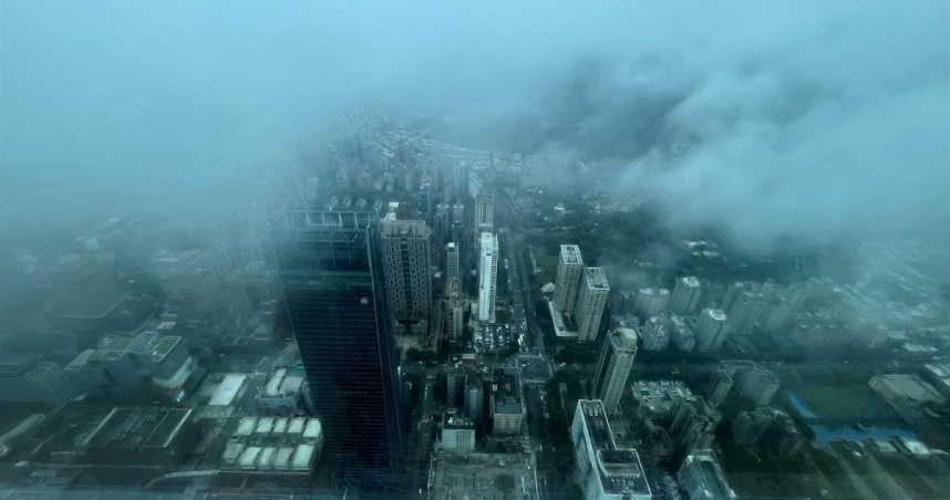 傳龍頭銀行收傘？ 年收沒200萬「別想買2千萬房」網：大場面來了。（封面示意圖／東森財經新聞張琬聆攝）