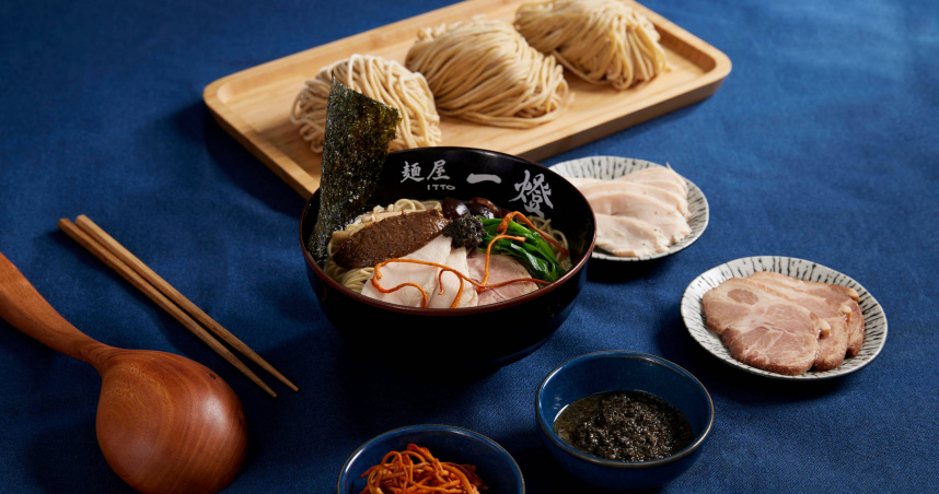 台北統一時代店限定推出「松露椎茸雞白湯拉麵」，以雞高湯為基底，融合松露的醇厚與椎茸的香氣，風味濃郁卻不顯厚重。（298元，圖／麵屋一燈提供）