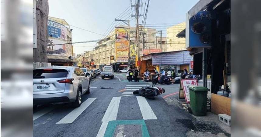 阿北載孫左轉遭無照少年前撞骨折送醫。（圖／翻攝畫面）