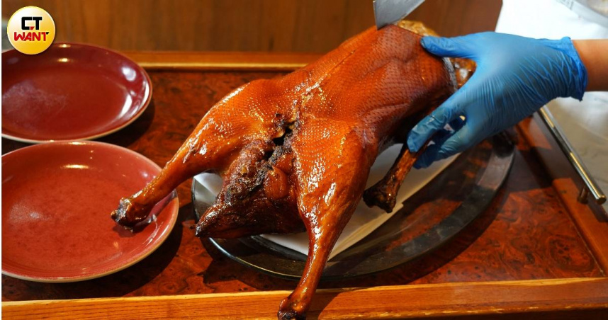 「漂亮廣式黃金燒鵝」精選約4公斤重、生長4個月左右的白羅曼鵝，歷經72小時工序製作，油脂與脆度俱佳。（4,680元+10%，圖／魏妤靜攝）