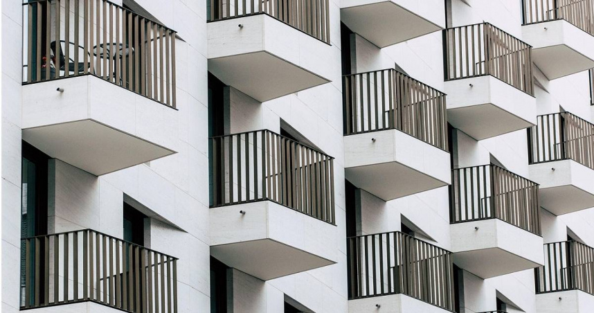 美國馬里蘭州一名2歲幼童，從15樓家中的陽台墜落，奇蹟生還。（示意圖／Pixabay）