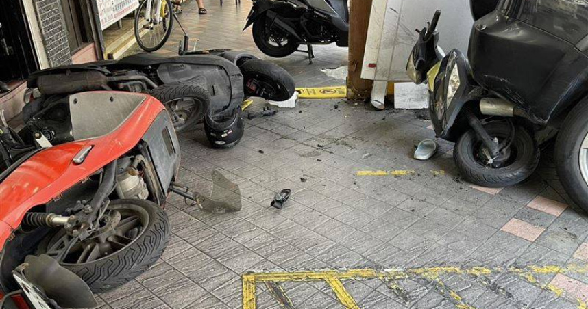 74歲鄭姓老翁倒車失控暴衝撞進騎樓，被查出是酒駕累犯，駕照早已被註銷。（圖／翻攝畫面）
