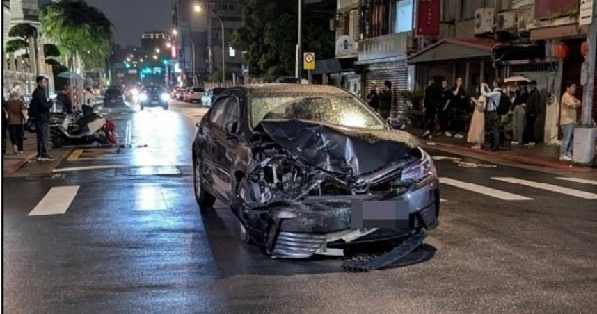 56歲黃姓Uber計程車司機昨（29日）晚間疑似疲勞駕駛，先是撞上路邊停車的3輛汽車後，隨即又衝撞停放在路邊的10台機車，還導致一名路人遭機車壓身下，右小腿骨折送醫。（圖／翻攝自Threads／@le_xiang_chen1224）