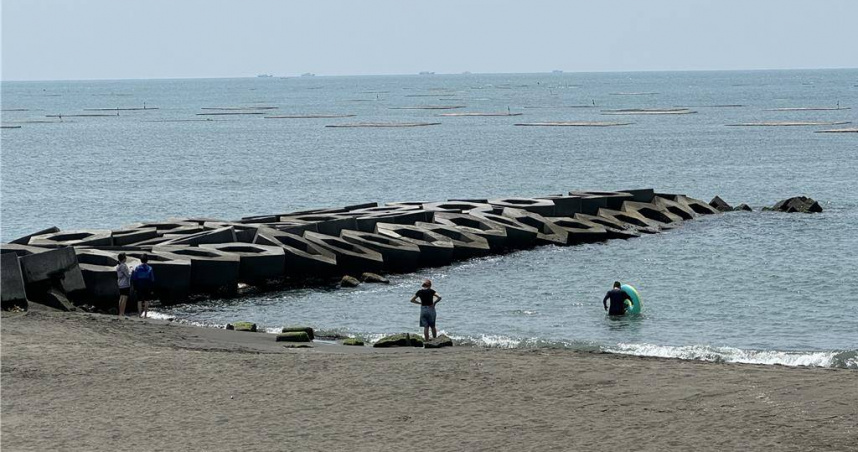炎炎夏日，海邊向來是戲水消暑熱點，成大學者呼籲要善用海象資訊與防溺裝備，以確保安全。（圖／中國時報曹婷婷攝）