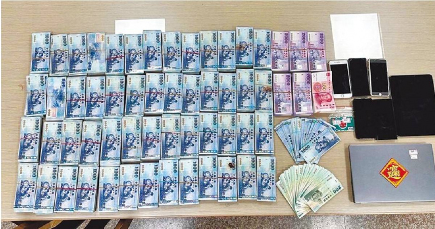 詐團藏身宜蘭民宿被查獲,查扣現金新台幣逾628萬元。(圖/刑事局南部打擊犯罪中心提供)