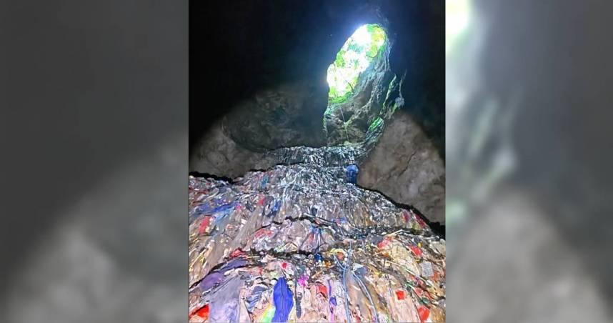 大陸湖南省張家界慈利縣一處天然溶洞被當垃圾場,引發外界關注。(圖/翻攝自微博)