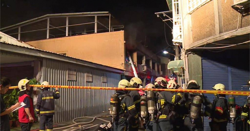 17日凌晨1時許，台北市北投區建民路151巷內一處民宅2樓發生火警，共4人被救出，皆無生命危險。（圖／翻攝畫面）