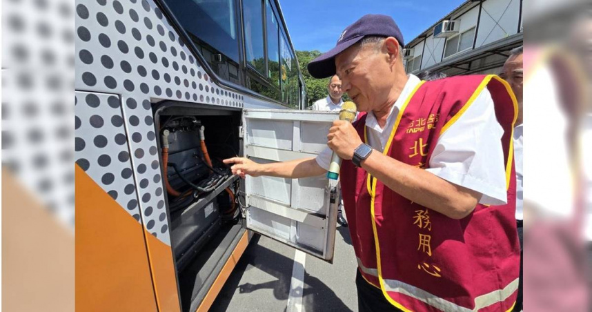 台北市由大都會客運營運的262路線電動公車，16日晚間8時許車輛起火爆炸。首都客運集團表示，旗下包含大都會、台北、三重、首都客運同型電動公車均會完成電池、機電、電控系統檢查。圖為台北客運電動公車駕駛員防逃演練。（圖／首都客運提供／中國時報記者徐佑昇台北傳真）