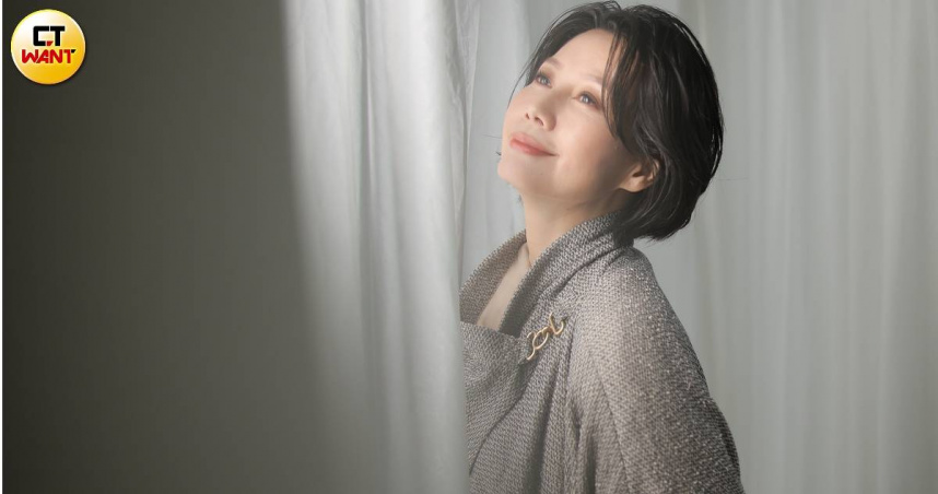 GIORGIO ARMANI大衣、GIORGIO ARMANI米色上衣、GIORGIO ARMANI米色長褲、GIORGIO ARMANI黑色短靴、Pandora戒指（圖／林士傑攝）