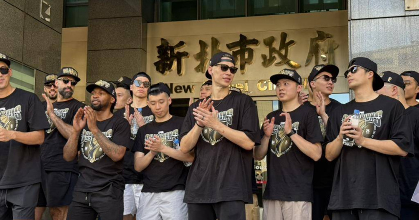 曾在NBA創下「林來瘋」的林書豪穿著冠軍紀念T恤、黑色運動長褲、帶著墨鏡出席活動。（圖／中國時報高鈞麟攝）